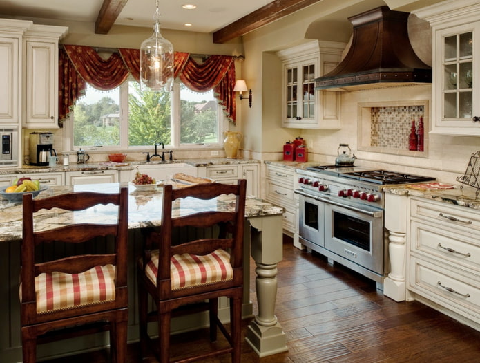 lambrequins dans un intérieur de cuisine de style campagnard