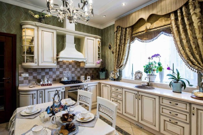 lambrequins dans la cuisine de style classique
