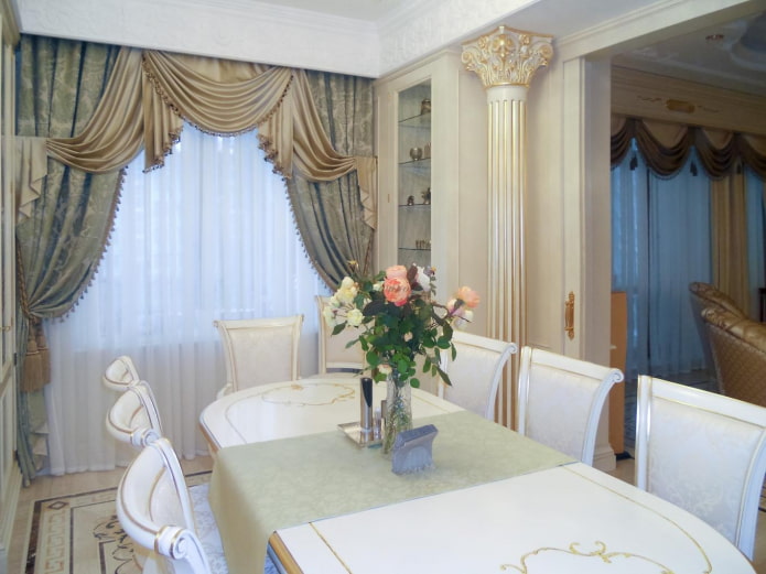 lambrequin en satin à l'intérieur