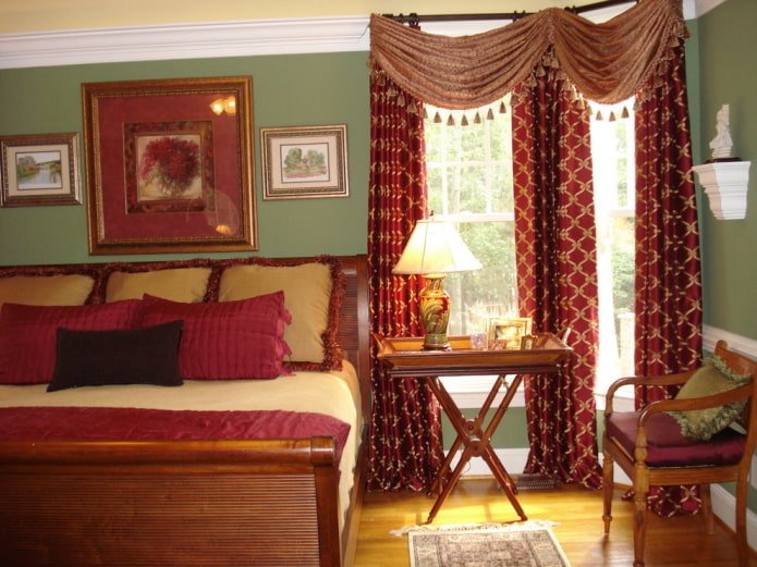 lambrequins à pompons dans l'intérieur de la chambre