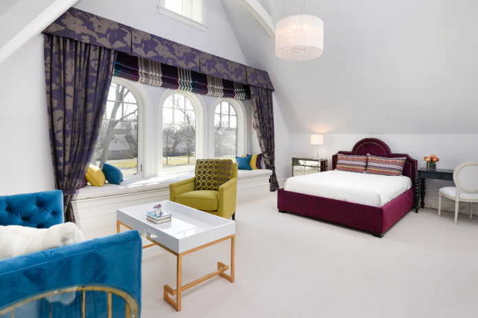 lambrequin violet dans une chambre
