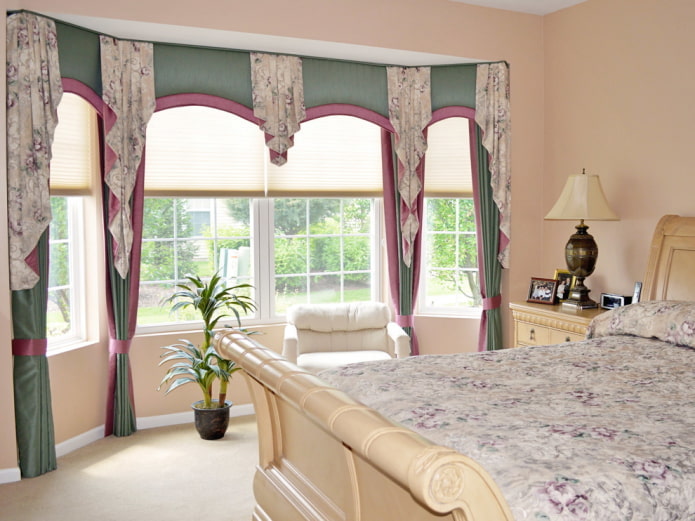 Lambrequin combiné dans l'intérieur de la chambre