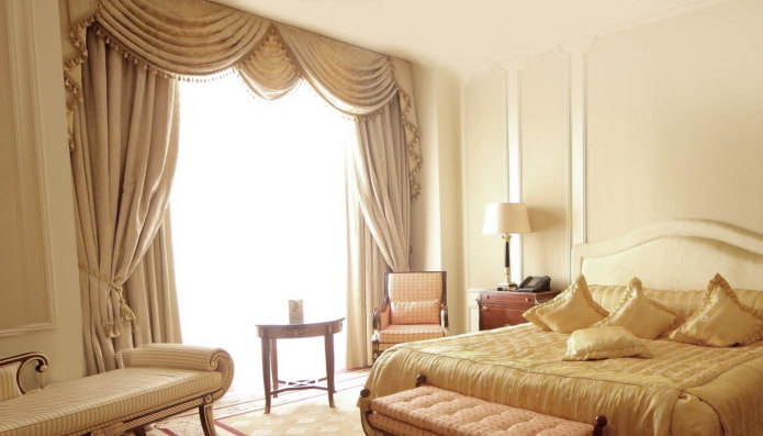 lambrequins à pompons dans l'intérieur de la chambre