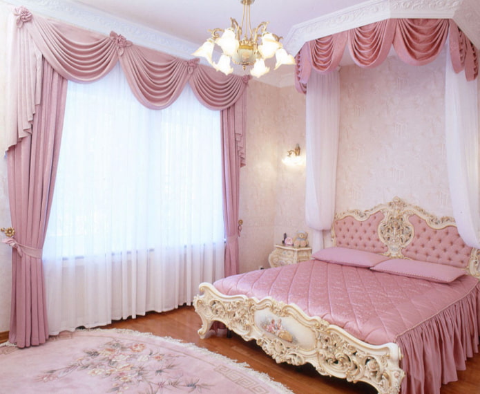 lambrequins roses dans l'intérieur de la chambre