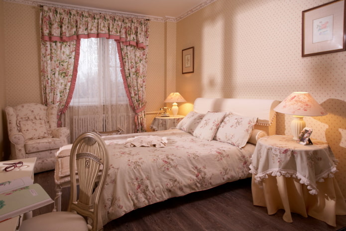 lambrequins dans la chambre à coucher de style provençal