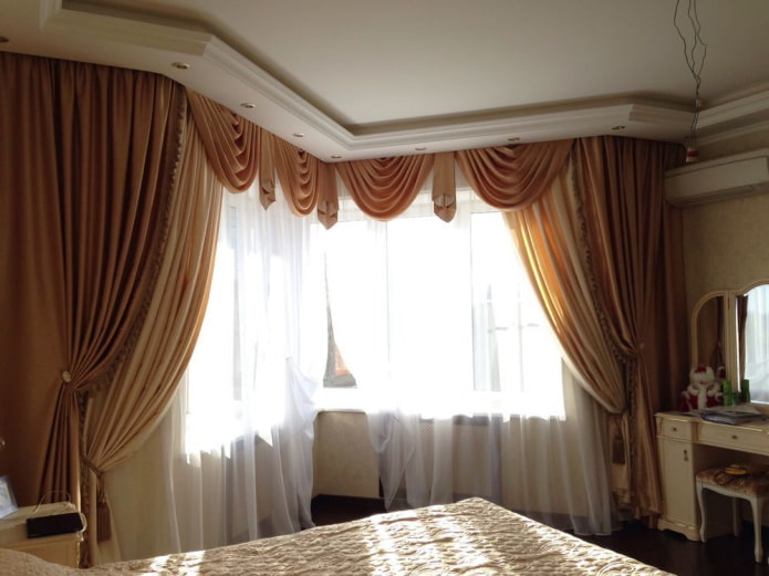 Cravate lambrequin dans l'intérieur de la chambre