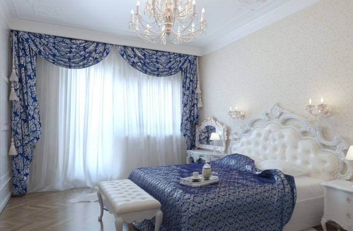lambrequins bleus dans une chambre