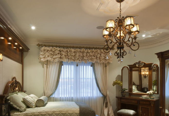 lambrequin avec des bouffées dans l'intérieur de la chambre