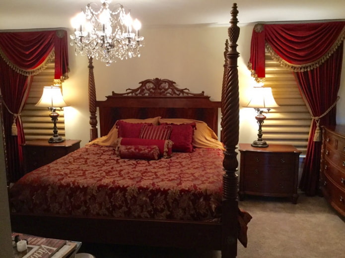 lambrequins rouges dans l'intérieur de la chambre