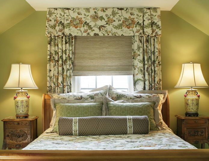 lambrequin avec un motif floral dans la chambre