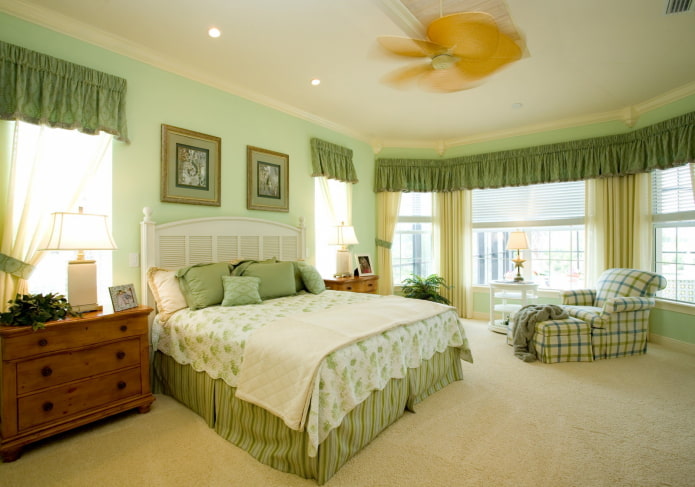 lambrequin simple dans l'intérieur de la chambre
