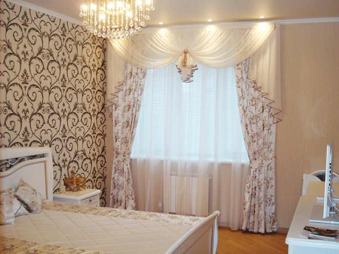 voile lambrequin dans la chambre à coucher