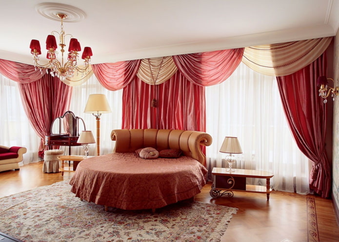 lambrequins en satin dans l'intérieur de la chambre
