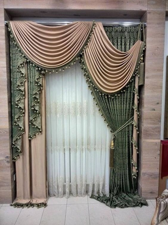 lambrequin richement décoré d'un côté