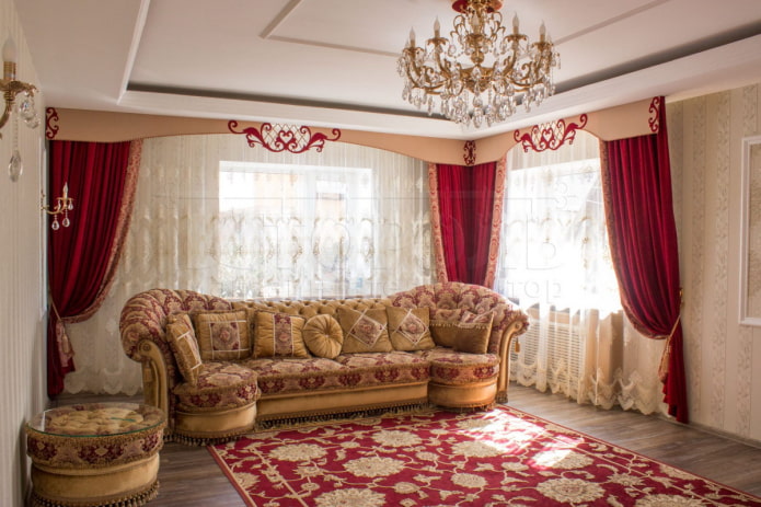 Décor ajouré du lambrequin