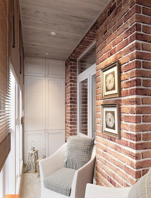 Plafond stratifié clair sur une loggia