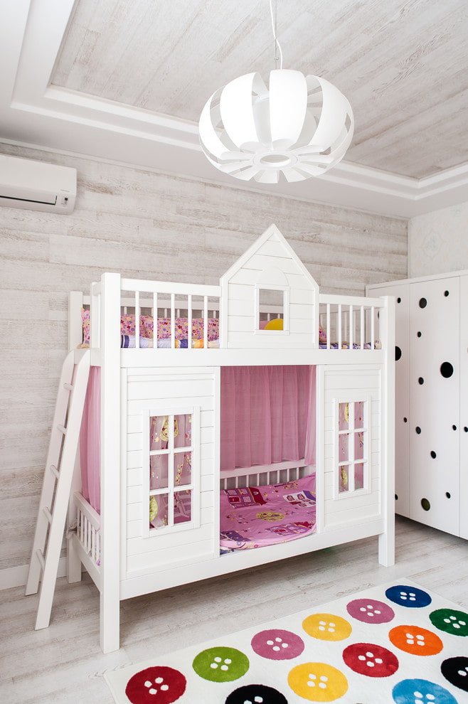chêne blanchi au plafond de la chambre d'enfant