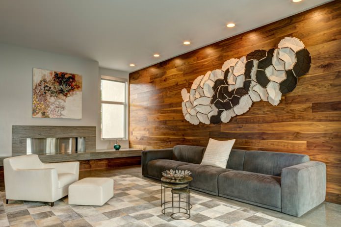 Panneaux de bois au mur dans le salon