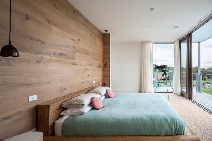 panneaux de bois sur le mur de la chambre
