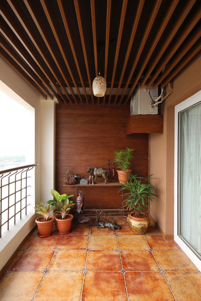 balcon ouvert avec un mur en bois