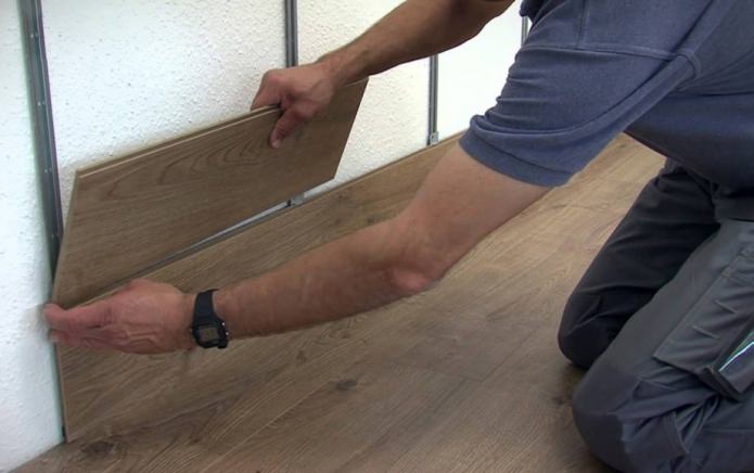lattis pour la pose de panneaux stratifiés au mur