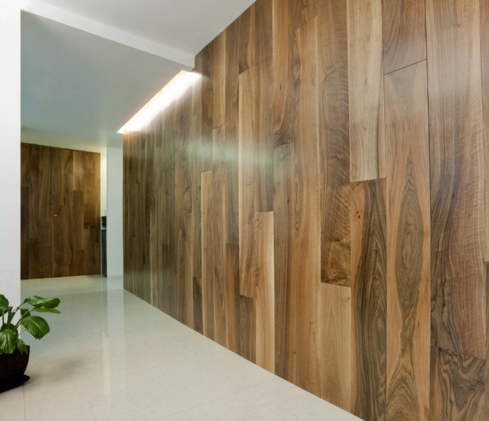 stratifié sur le mur du couloir