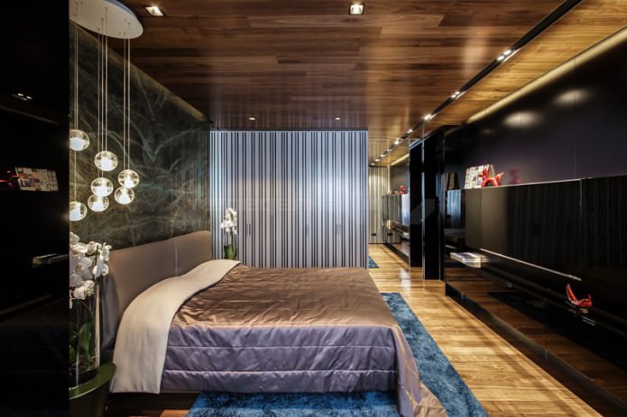 Parquet au plafond dans la chambre
