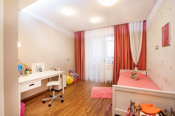 stratifié à l'intérieur de la chambre d'enfant