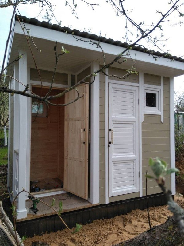 Toilettes et abri de jardin sous un même toit