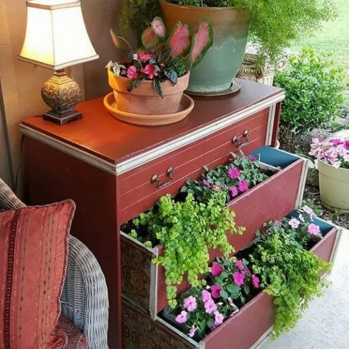 Commode fleurie à la datcha
