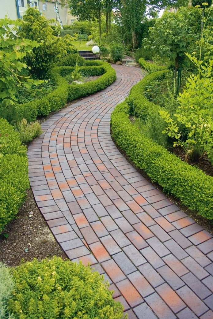 chemin en dalles dans le jardin