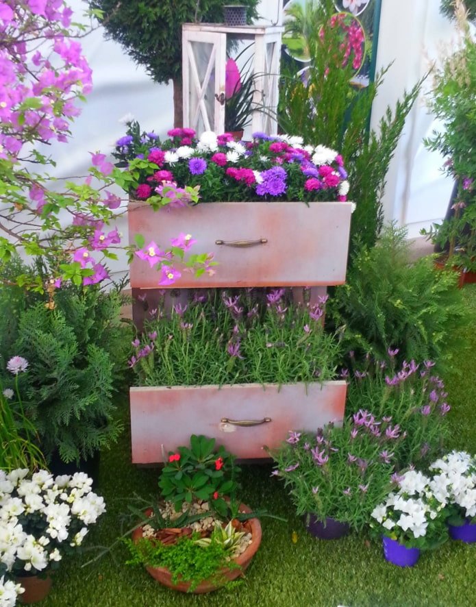fleurs dans une commode à l'extérieur