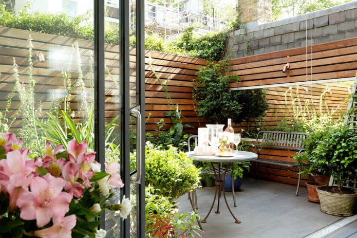 Miroir dans un petit patio