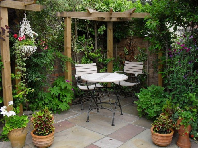 Mobilier de jardin aux pieds fins