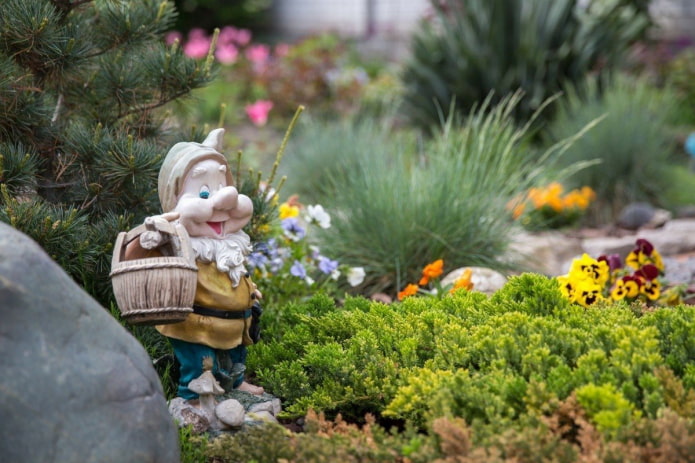 Nain de jardin dans un parterre de fleurs