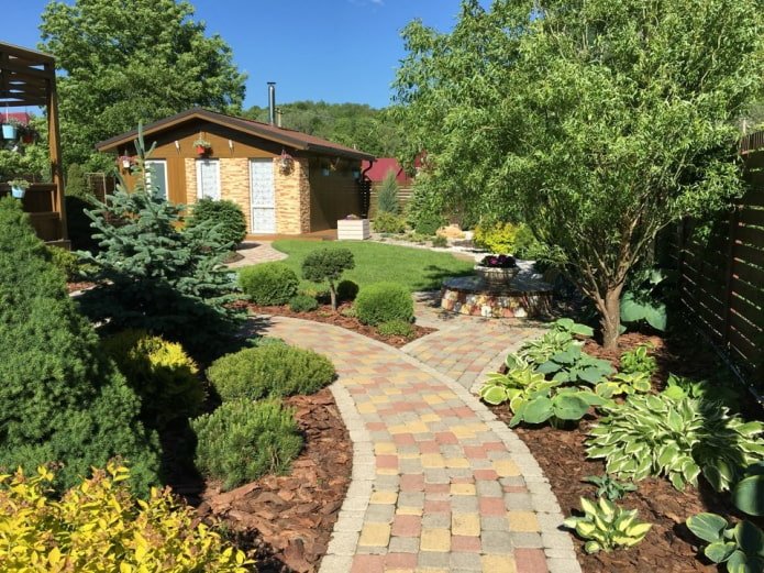 chemins pavés dans le jardin