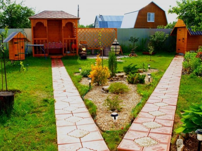 chemins en dalles dans le jardin