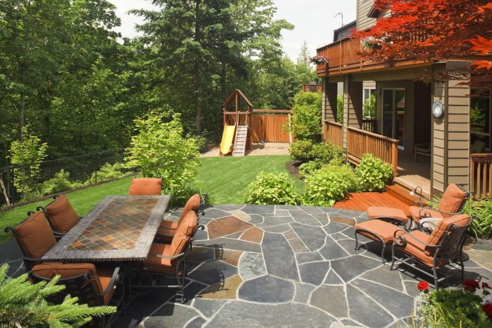 aire de jeux pour enfants dans le jardin