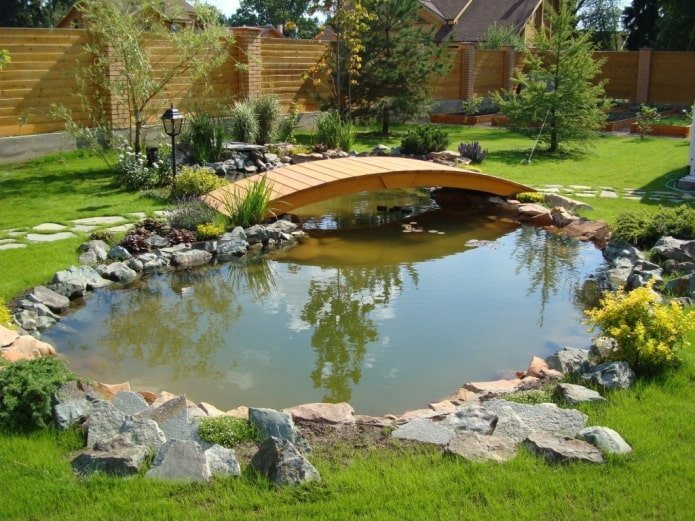 étang artificiel et pont