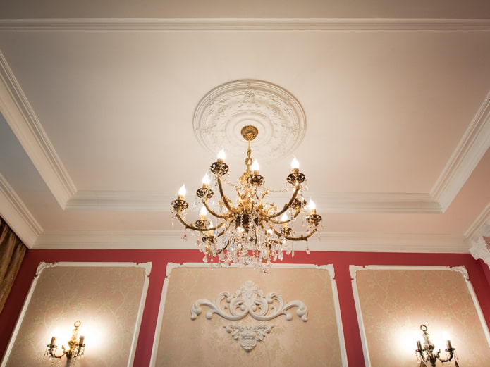 Structure de plafond suspendu avec stuc