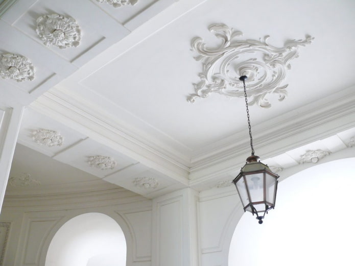 Structure de plafond suspendu avec stuc