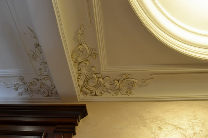 fragments d'angle en stuc au plafond