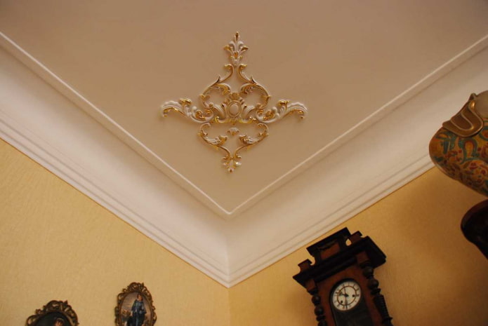 Décoration en stuc dans l'angle du plafond