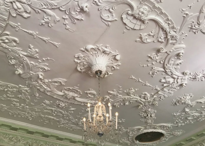 Décoration en stuc sur toute la surface du plafond