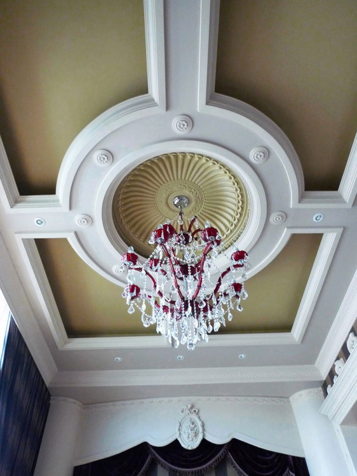 Décor en stuc au plafond sous le lustre
