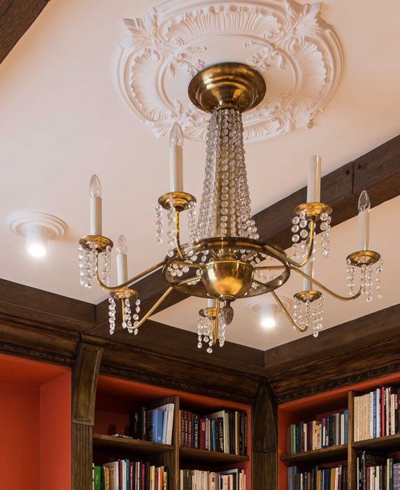 Décor en stuc au plafond sous le lustre