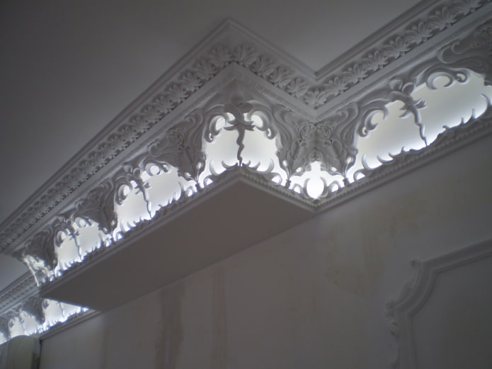 décor en stuc ajouré au plafond