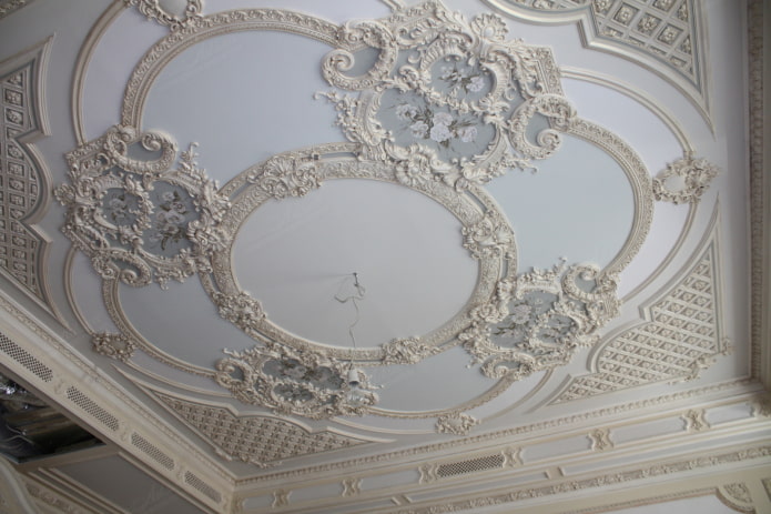 bas-relief au plafond