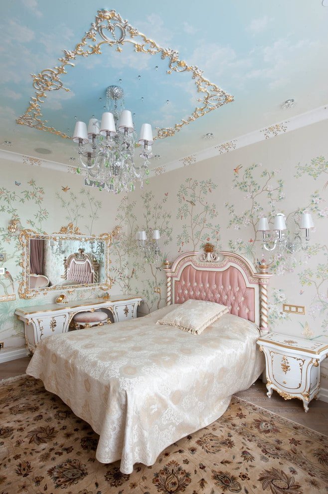 décor en stuc doré au plafond