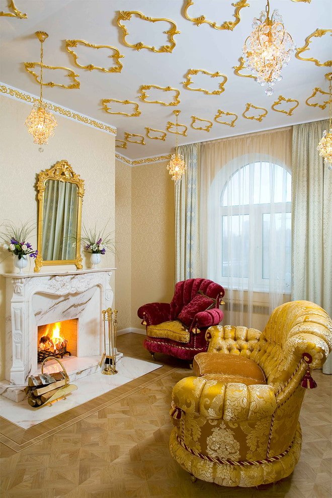 décor en stuc doré au plafond